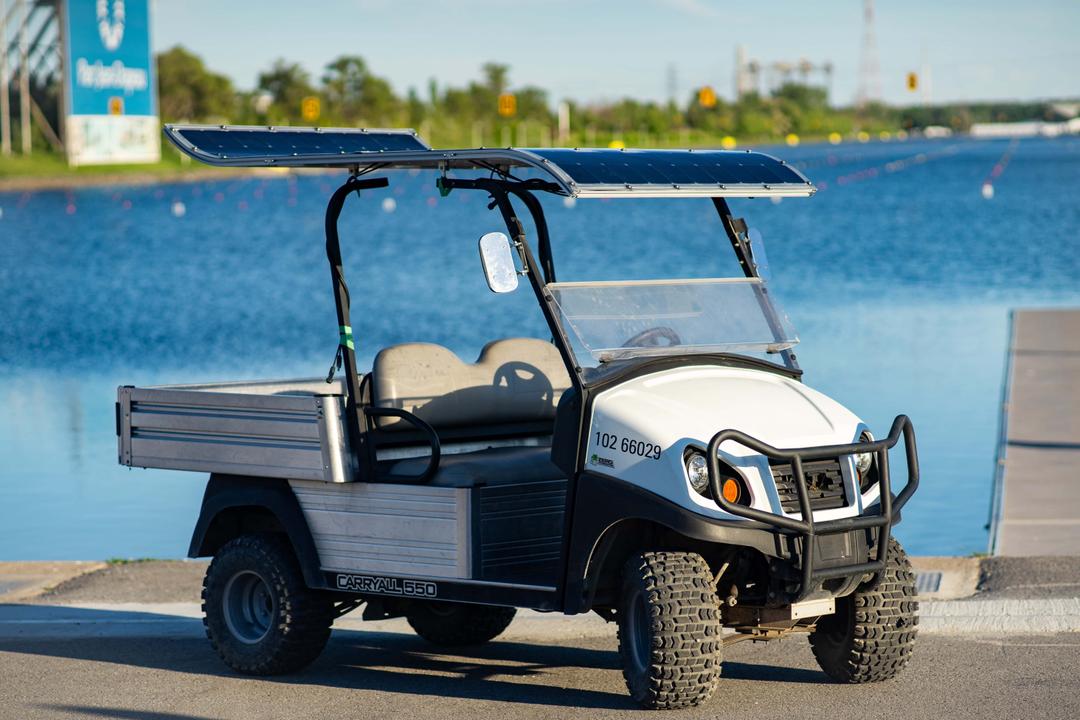 voiturette de golf équipée d'un panneau solaire en forme