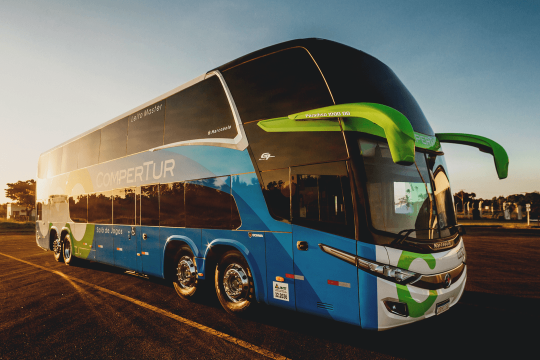 Photo d'un bus à deux étages avec un coucher de soleil