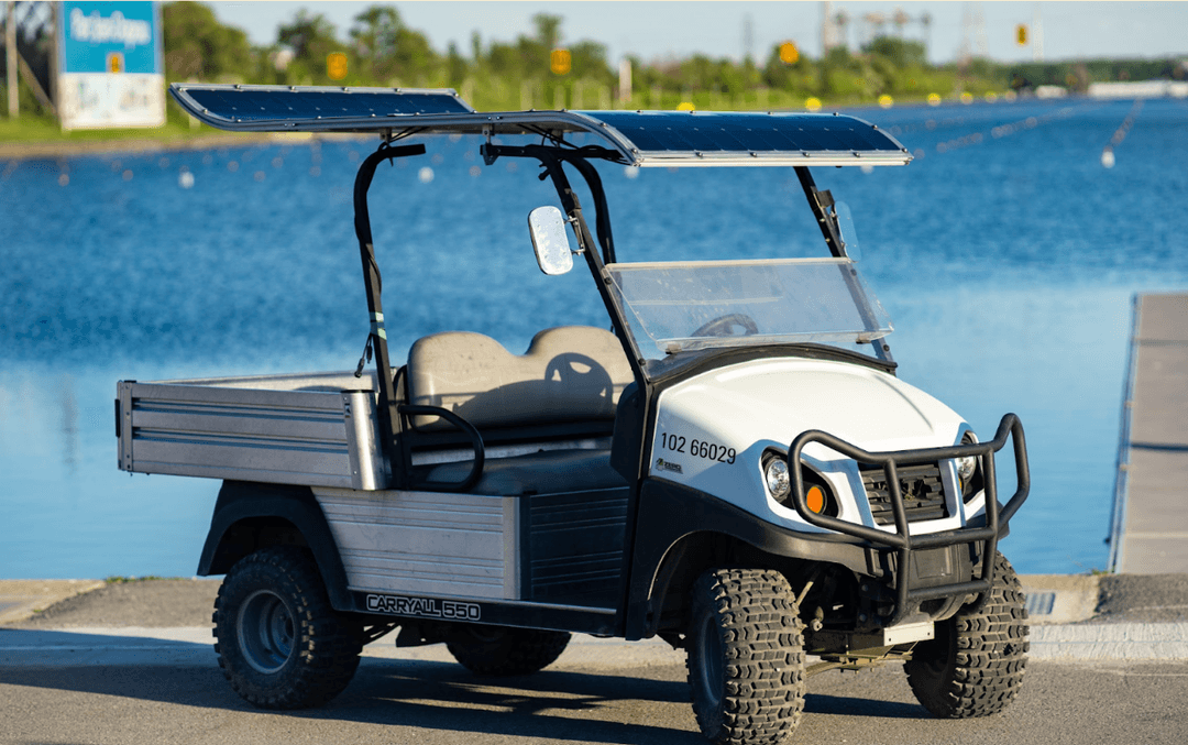 Chariot électrique sur l'eau avec des panneaux solaires flexibles sur le toit