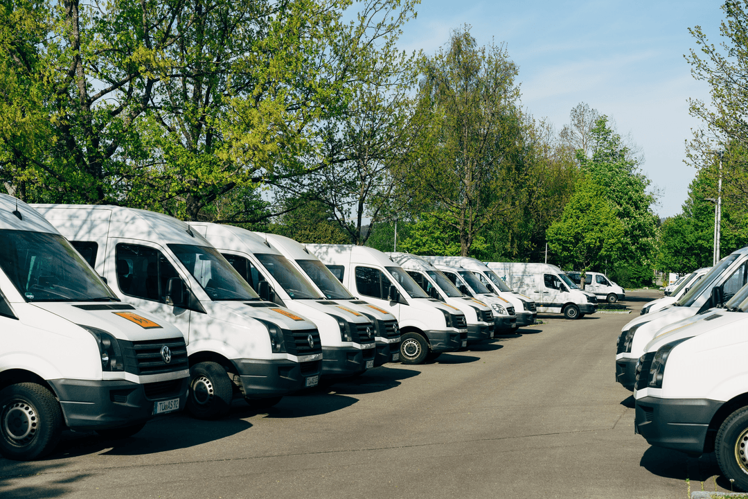 Photo de camionnettes stationnées